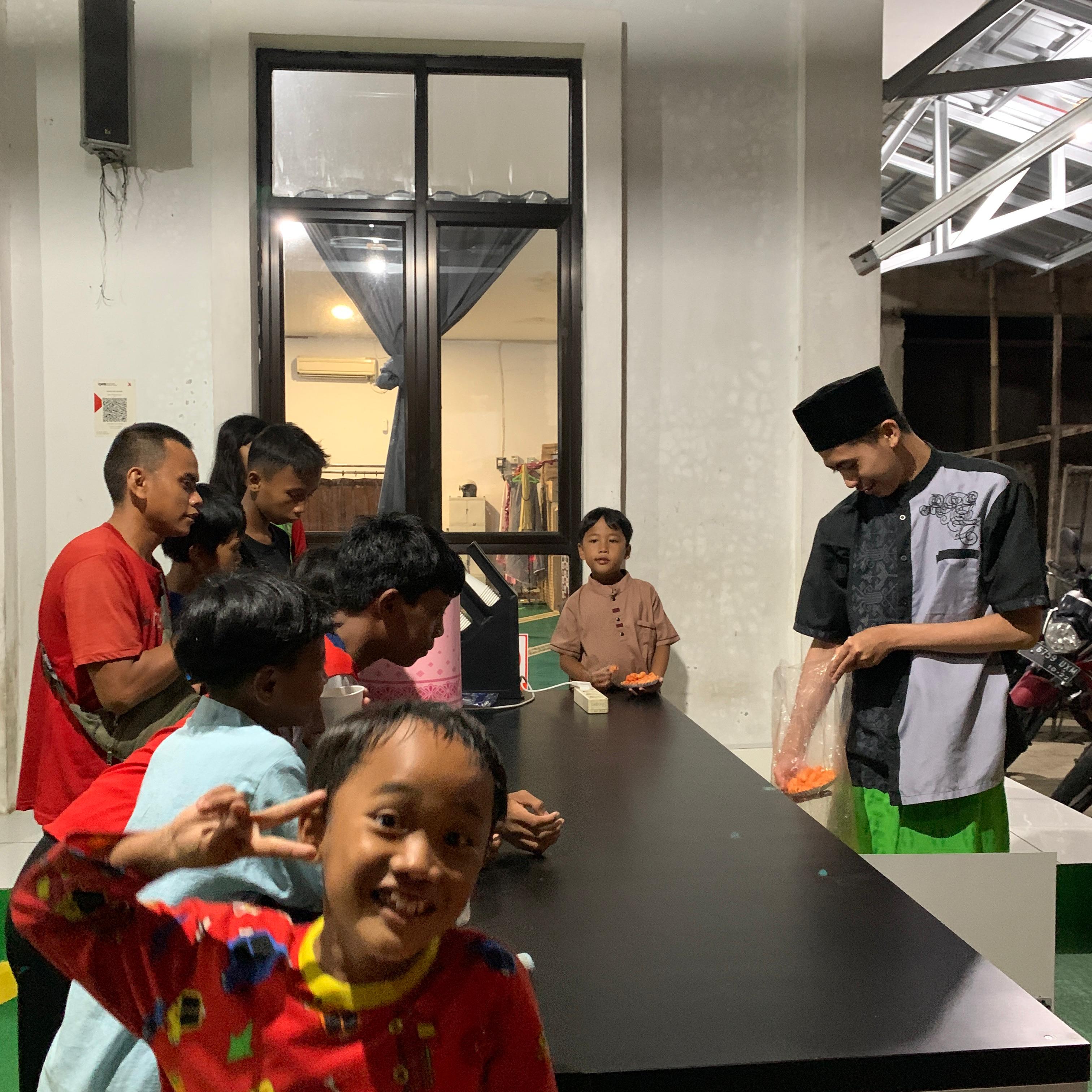 Layanan Waktu Magrib di Masjid Sophia Jatiwarna